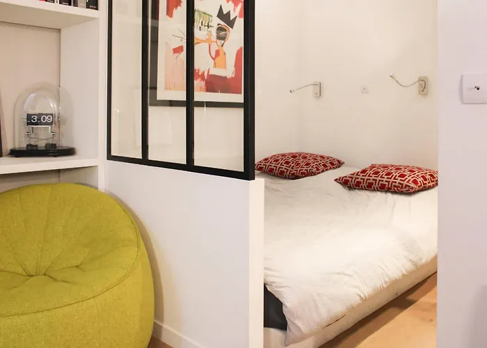 Bright And For 4 In Παρίσι